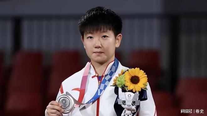 人站位暴露真实地位孙颖莎处境较尴尬ky开元棋牌美国大满贯合影不简单多(图7)